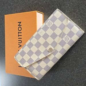 LOUIS VUITTON WOMENS CLUTCH